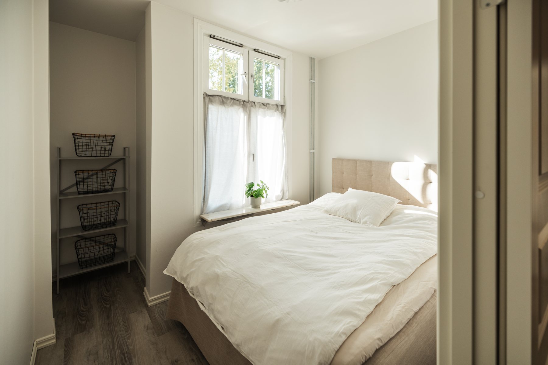 Sovrum med säng 160 cm och förvaring