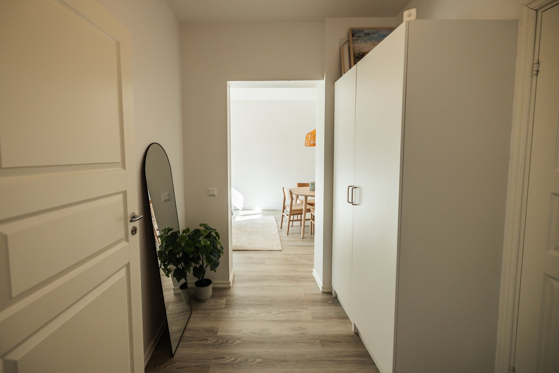 Hall med garderober och utsikt mot sovrummet